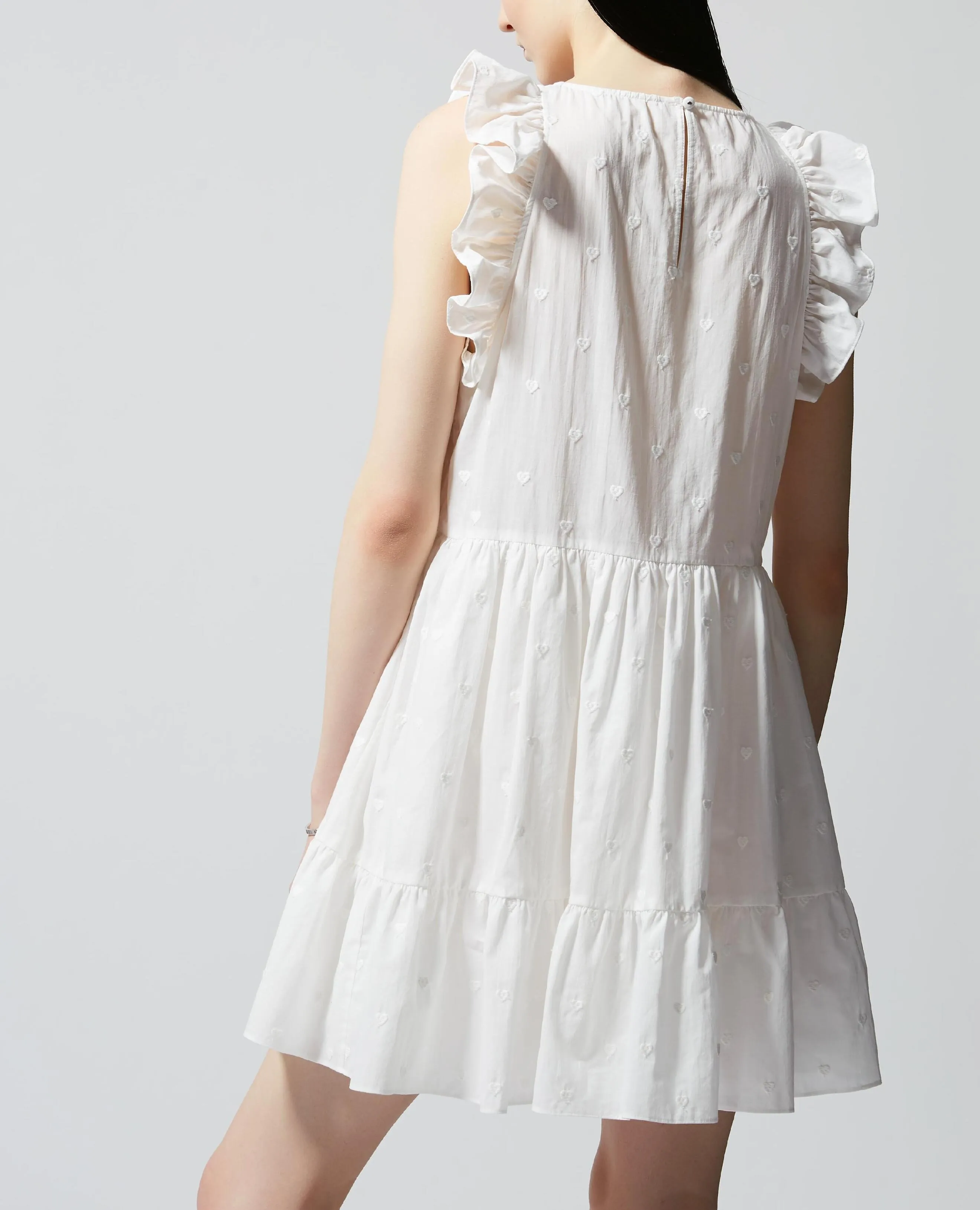 Robe courte écrue sans manches brodée