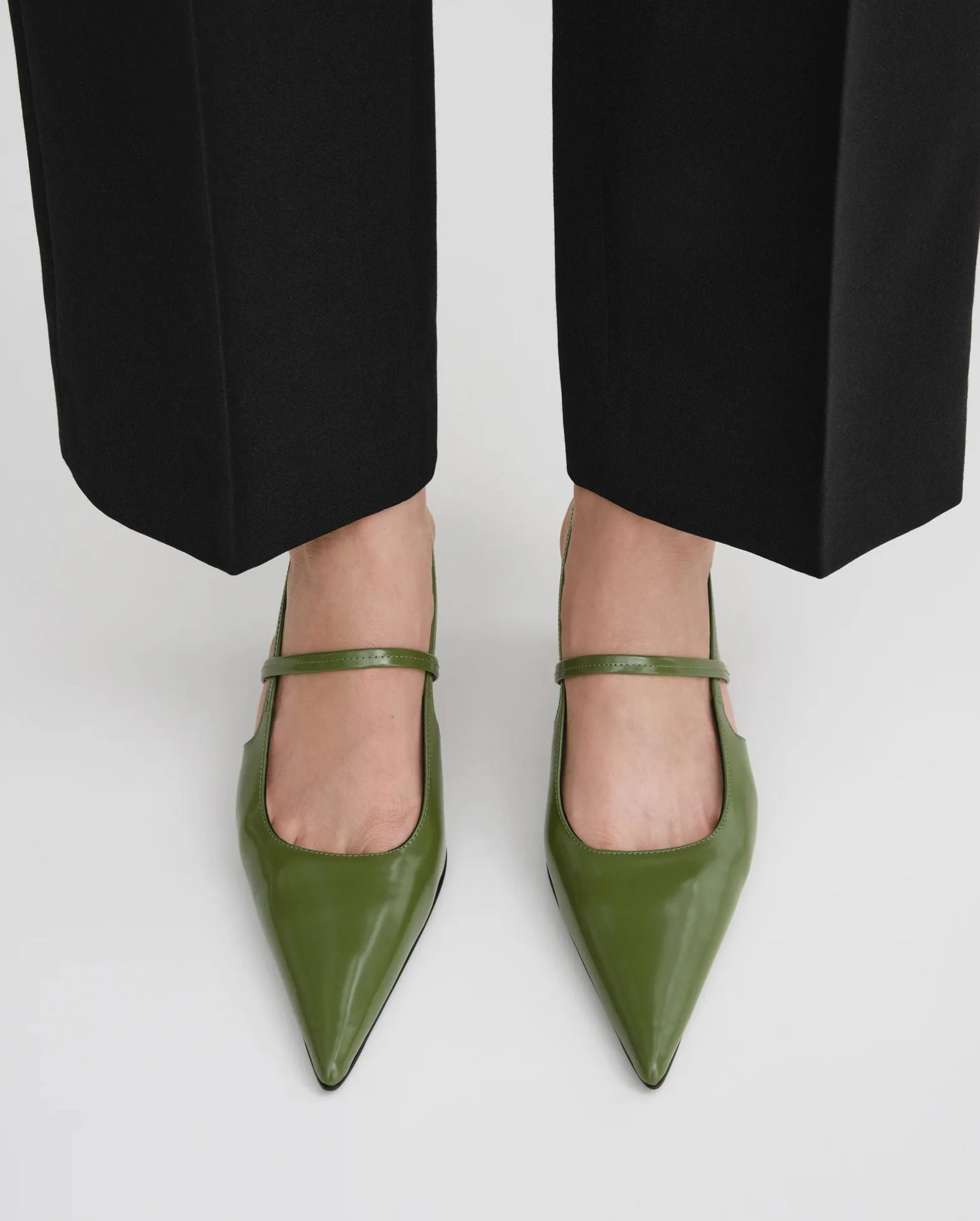 THE SHARP SLINGBACK / LAUREL